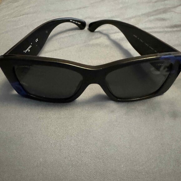 Chanel Vintage black, blue and pink sunglasses with original case - Picture 1 of 4
